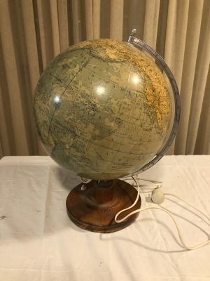 גלובוס עם גוף תאורה ישן מרשים- קצת קרעים במפה ראה בתמונות גובה 48 ס''מ קוטר 35 ס''מ