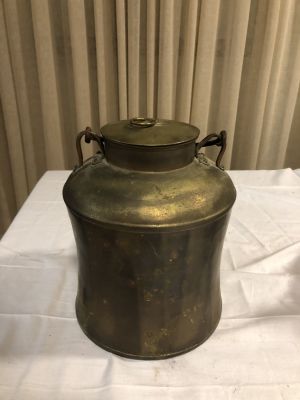 כלי עתיק מתכת-נחושת לנוזלים - מקורו שוויץ - חתימה לא מזוהה בחלק העליון גובה 25 ס''מ קוטר 20 ס''מ