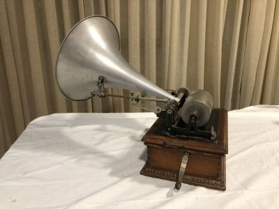 גרמופון סליל - עץ ומתכת צרפתי עתיק ממוספר N2 במצב מכני טוב אך דרוש ניקוי בפנים 48X31X22 ס''מ - 