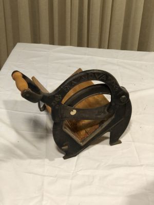 חותך לחם עתיק מעץ וברונזה BAADVAD חתום באות R וכתר 36X30X23 ס''מ