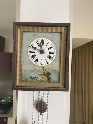 שעון קיר עתיק מטוטלת 2 משקולות SCHWARZWALD גודל 24X20 משנות ה-20 גרמניה