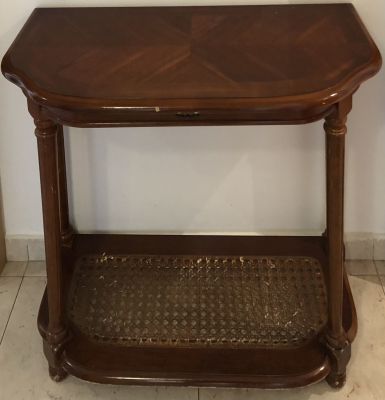 שולחן ישן עץ מלא עם עבודת רשת בחלק התחתון איכותי מאוד במצב טוב גודל 76X36 ס''מ גובה 71 ס''מ 