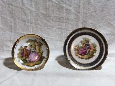 זוג צלחות פורצלן מיניאטורי עם הדפס וציפוי צבע זהב חברות נעמן ורוזנטל קטרים 12 ו 10 ס''מ