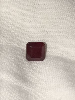 אבן חן רובי אדומה טבעית ליטוש פרינסס לא משובץ במשקל 2.05 CT האבן קצת פגומה