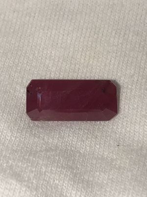 אבן חן רובי בליטוש בגט במשקל 6.90 CT אבן מעוננת ו2 נקודות פחם