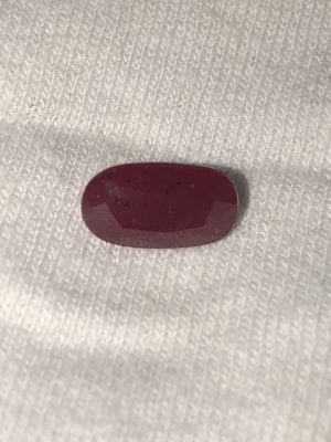 אבן חן רובי אדומה ורדרדה טבעית לא משובצת ליטוש אובלי משקל 2.95 CT אבן מעוננת עם נקודות פחם