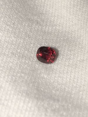 אבן חן רובי אדומה טבעית לא משובצת בליטוש אובלי משקל 0.33 CT יש קצת עננות באחד הפינות