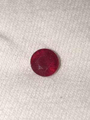 אבן חן רובי אדומה קצת ורדרדה ליטוש מודרני לא משובץ משקל 1.25 CT אבן מעוננת