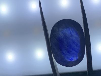 אבן חן ספיר כחול ליטוש אובלי לא משובץ משקל 13.00 CT עבר טיפול צבע קצת
