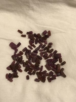 חבילת אבני אמטיסט גולמי בגדלים שונים מ-1 עד 11 CT כל אחד סהכ 301.00 CT