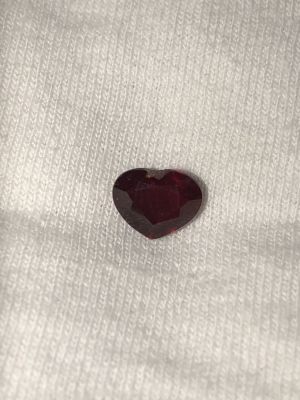 אבן חן רובי אדום סגלגל ליטוש לב משקל 2.2 לא מאוד נקי נא לראות בתמונות