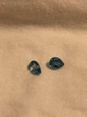 זוג אבני חן טופז כחול ליטוש טיפה משקל 2.1 CT כל אחד יש כמה גלצ'ים בשניהם