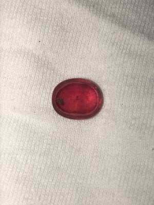 אבן חן רובי אדום ורדרד ליטוש אובלי משקל 5.39 CT לא מלוטש אבן מעוננת מאוד עם חור טבעי נא לראות 