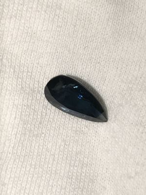 אבן חן ספיר כחול ירקרק אוסטרלי מחומם בלבד ליטוש טיפה משקל 3.03 CT סדקים טבעים בתוך האבן