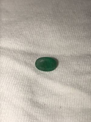 אבן חן אמרלד ירוק וירוק בהיר יותר ליטוש אובלי משקל 1.09 CT אבן מעוננת לא משובצת