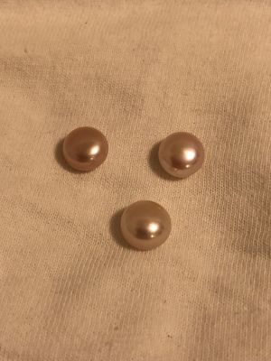 3 פניני אקויה ורדרדים מיועד לשיבוץ טבעת או עגילים משקל 2.17 גרם קטרים: 9 מ''מ ו-2 פנינים 8.5 