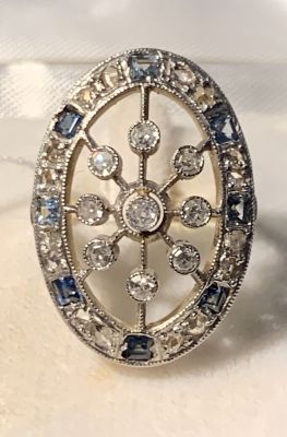 טבעת זהב 18K ופלטינה ארט דקו משובצת 25 יהלומים ליטוש ישן במשקל כ-0.75 CT ועוד 8 ספירים כחולים 