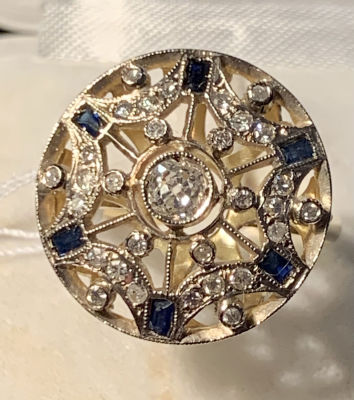 טבעת זהב צהוב 18 K ופלטינה משובצת יהלום מרכזי כ-0.30 CT ועוד 30 יהלומים של כ0.01 CT כל אחד ועוד 