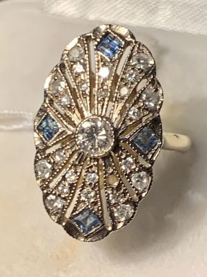 טבעת זהב צהוב 18 K ופלטינה משובצת יהלום מרכזי כ-0.20 CT ועוד 23 יהלומים של כ0.01 - 0.03 CT כל 