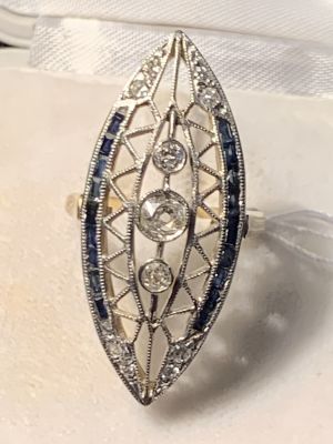 טבעת זהב צהוב 18 K ופלטינה ארט דקו משובצת יהלום מרכזי כ-0.20 CT, עוד 2 יהלומים במרכז של כ-0.05 