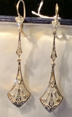 זוג עגילי תלייה זהב 18K ופלטינה ארט דקו משובץ 22 יהלומים של כ-0.01 - 0.03 CT ליטוש ישן ועוד 3 