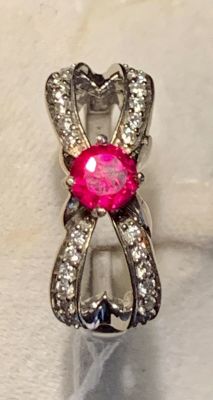 טבעת זהב לבן 14K משובצת 24 יהלומים של 0.02 CT כל אחד ליטוש ישן ועוד אבן חן רובי אדום במרכז קוטר 