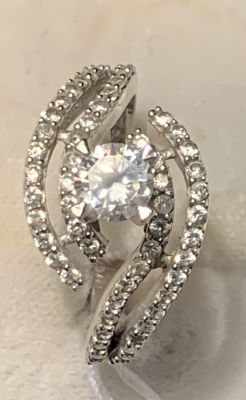 טבעת זהב לבן 14K מעוצבת משובצת אבנים שקופות משקל 4.4 גרם סה''כ מידה 7 US