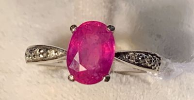 טבעת זהב לבן 14K משובצת 6 יהלומים של 0.03 CT סה''כ ועוד רובי אדום ורדרד ליטוש אובלי במרכז גודל 