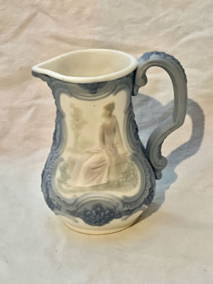 קנקן LLADRO פורצלן עם תבליטים גובה 8.5 ס"מ חתום