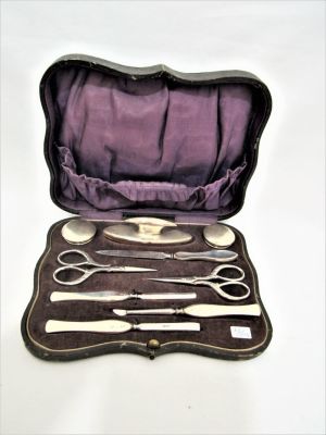 סט מניקור כסף אנגלי, ישן, חתום, בקופסה מקורית (המספריים לא מכסף ולא חלק מהסט) גודל הקופסה 