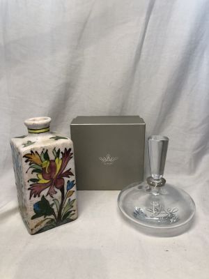 לוט: בקבוק קרמיקה ארמני ציור עבודת יד גובה 15 ס''מ גודל 6.5X6.5 ס''מ ובקבוק בושם זכוכית עם 