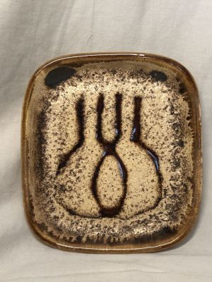 צלוחית קרמיקה לפיד חתום עם תווית מס קנייה גודל 15X17 ס''מ