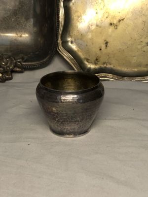 לוט: זוג כלי פיוטר, לחלב וסוכר, עבודת פטיש גובה 5.5-6.5ס"מ, מגש הגשה מוכסף, מעוטר, חתום 