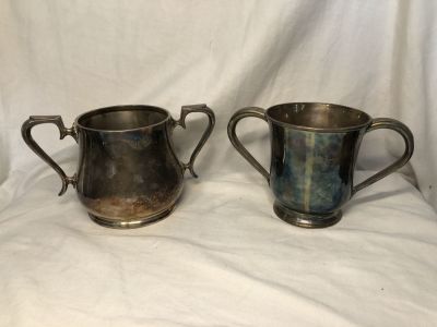 לוט 2 כלי מתכת מוכספים עם ידיות חתומים גובה 11 ס''מ שניהם