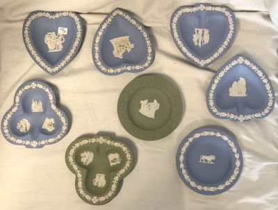 לוט 8 צלוחיות פורצלן WEDGWOOD אנגליה חתומים בצורות שונות עם עיטורי קרמיקה עבודת יד שונות בכל 