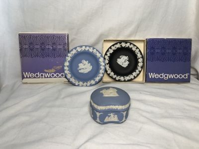 לוט פורצלן WEDGWOOD: קופסת תכשיטים עם עיטורי קרמיקה עבודת יד 8X7X5 ס''מ , 2 צלוחיות כחול ושחור 