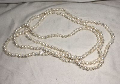 שרשרת פנינים אובליות 8X5 מ''מ מבריקות ובריאות אורך 148 ס''מ