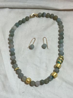 סט מחרוזת וזוג עגילים ג'ייד וזהב 18k עבודת אומן, 5 חרוזי זכוכית בשילוב זהב פנימי בגדלים שונים 