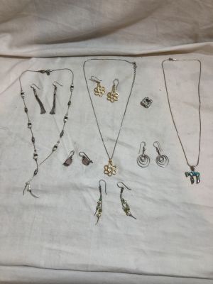 לוט תכשיטי כסף 925 שונים חלקם עם פנינים : 3 שרשראות ו3 תליונים ו5 זוגות עגילים