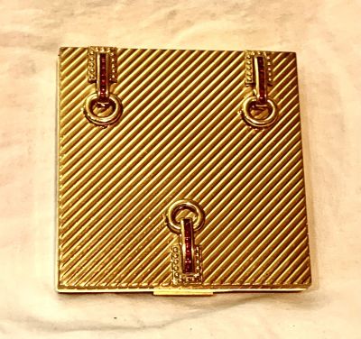 פודריה רטרו משנות ה 40 - 30 חתומה EVANS עם אבנים אדומות במצב כחדש -8X8 ס"מ