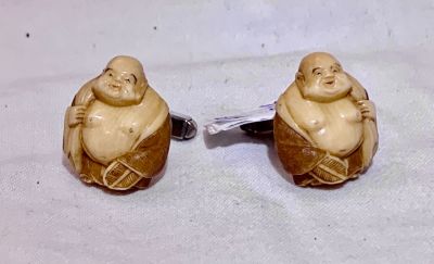 זוג חפתים כסף עם דמויות שן הב מפוסל ב 2 ס"מ גובה כל פיסלון