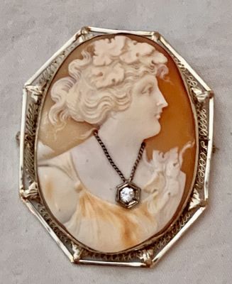 סיכת זהב 14 קרט וקמיאו צדף עתיק גילוף יד עם יהלום 5X4 ס"מ - 16,4 גרם