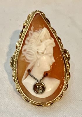 טבעת זהב 14 קרט וקמיאו צדף עתיק גילוף יד עם יהלום 3,5X2 ס"מ - 6,3 גרם