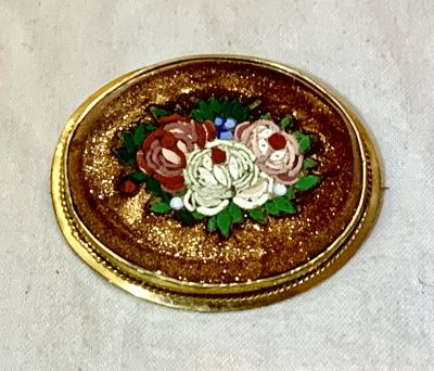 סיכת זהב 14 קרט עם מיקרו מוזאיק עבודת יד על אבן חן - אבן שמש - עתיקה 
4,3X3,6 ס"מ - 12,2 גרם