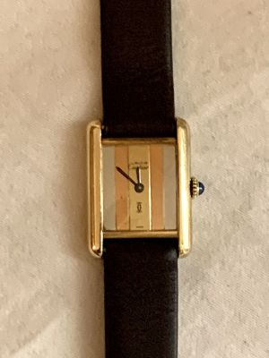 שעון יד MUST DE CARTIER PARIS כסף 925 מצופה זהב מנגנון מכני - לוח 3 גווני צבע 
20X27 מ"מ - 