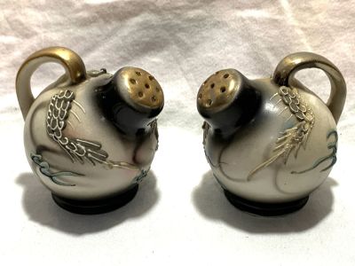 זוג מלחיות פורצלן יפן עם תבליטים גובה 6,5 ס"מ - קוטר כ 5 ס"מ כ"א