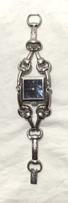 שעון יד נשי GUCCI מקורי איכותי מתכת רוחב 35 מ"מ אורך 17 ס"מ 
מצב עובד עם סוללה חדשה