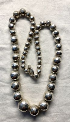 לוט 7 מחרוזות כולל 6 יח' כסף במשקל כולל 277 גרם ומחרוזת אבני האמטייט