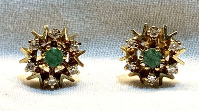 זוג עגילי זהב 14 קרט 4,4 גרם עם 12 יהלומים של 3 נק' נקי לבן - 2 אמרלדים של 20 נק' 
קוטר עגיל 12 