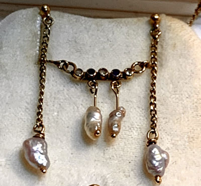 סט שרשרת עם תליון וזוג עגילים זהב 14 קרט 3,4 גרם עם פנינים ואבני חן - אורך שרשרת 40 ס"מ - רוחב 